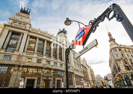 Madrid, Espagne : Madrid, Espagne : Séville metro sign par BBVA Bank Building (1920 - 1923) dans la rue Alcala. Banque D'Images