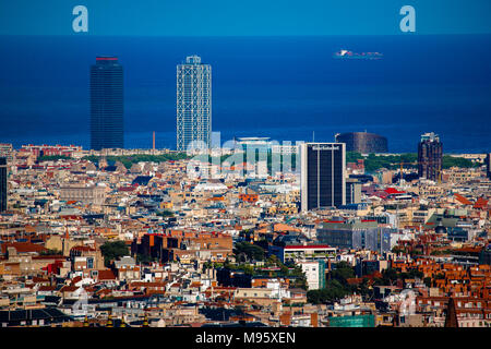 Une vue à longue distance de Barcelone, avec ses célèbres tours jumelles de Mapfre et l'hôtel Arts poussé jusqu'à l'encontre de la mer Méditerranée, Barcelone, Espagne Banque D'Images