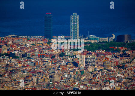 Une vue à longue distance de Barcelone, avec ses célèbres tours jumelles de Mapfre et l'hôtel Arts poussé jusqu'à l'encontre de la mer Méditerranée, Barcelone, Espagne Banque D'Images