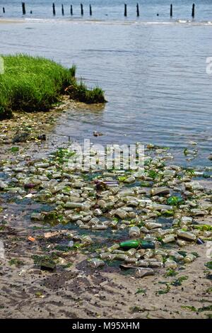 Jeter des bouteilles en verre sur le sable de Bottle Beach, la rive ouest de la baie de cheval mort, Brooklyn, New York, USA. Banque D'Images