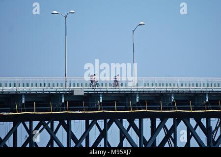 Les cyclistes de traverser la Promenade Maritime Gil Hodges Memorial Bridge sur cheval mort Bay, Brooklyn, New York, USA. Banque D'Images