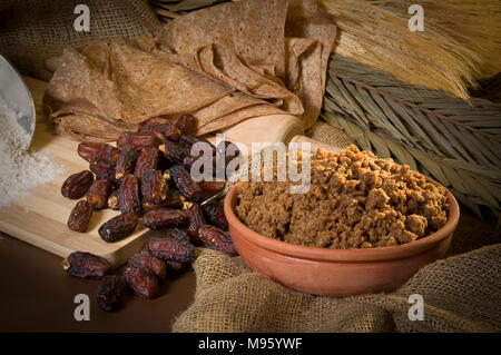 Hunaini, Saudi Arabian Sucreries traditionnelles faites de dates et pain Saj Still Life avec des ingrédients Banque D'Images