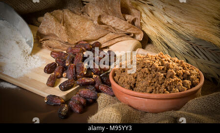 Hunaini, Saudi Arabian Sucreries traditionnelles faites de dates et pain Saj Still Life avec des ingrédients Banque D'Images