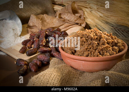 Hunaini, Saudi Arabian Sucreries traditionnelles faites de dates et pain Saj Still Life avec des ingrédients Banque D'Images