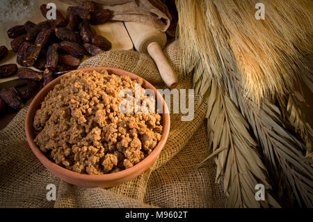 Hunaini, Saudi Arabian Sucreries traditionnelles faites de dates et pain Saj Still Life avec des ingrédients Banque D'Images