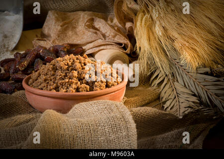 Hunaini, Saudi Arabian Sucreries traditionnelles faites de dates et pain Saj Still Life avec des ingrédients Banque D'Images