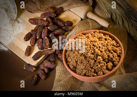 Hunaini, Saudi Arabian Sucreries traditionnelles faites de dates et pain Saj Still Life avec des ingrédients Banque D'Images