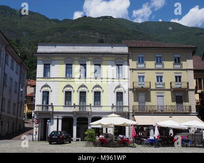 LOCARNO, SUISSE EUROPE sur Juillet 2017 : Deux bâtiments colorés sur la Piazza Grande, place principale de la ville avec des bars, restaurants, ciel nuageux ciel bleu au soleil chaud Banque D'Images