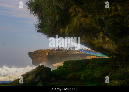 Pantai Timang est situé dans Gunungkidul regency, région spéciale de Yogyakarta. Distance à la plage de Wonosari environ 35 km. Banque D'Images