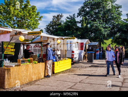 Mauerpark Berlin Mitte, marché de dimanche. Bloquer la vente de jus de canne à sucre Banque D'Images