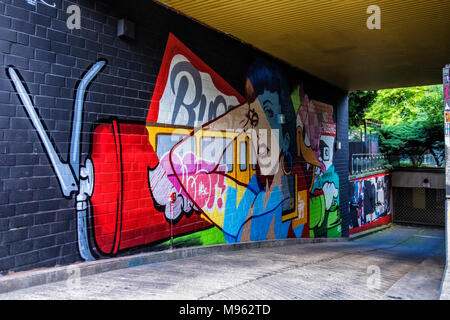 Berlin Schöneberg,Garage,parking souterrain avec entrée rue colorée art.URBAN NATION artproject encourage les artistes de rue t Banque D'Images