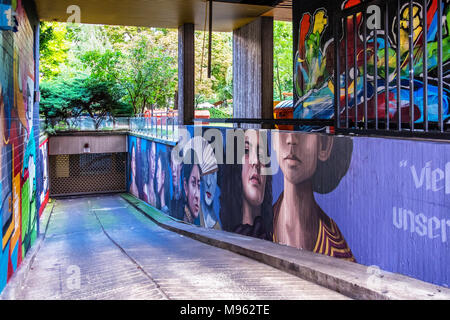 Berlin Schöneberg,Garage,parking souterrain avec entrée rue colorée art.URBAN NATION art project encourage les artistes de rue Banque D'Images