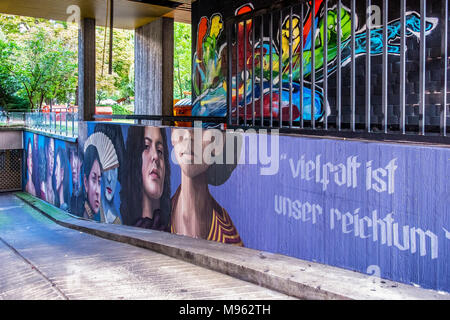 Berlin Schöneberg,Garage,parking souterrain avec entrée rue colorée art.URBAN NATION art project encourage les artistes de rue Banque D'Images