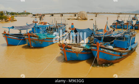 Le Vietnam. Les bateaux de pêche avec un drapeau rouge à Nha Trang, Banque D'Images