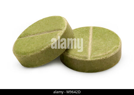 Deux pilules à base de plantes vert isolé sur fond blanc. Close-up macro-vision Banque D'Images