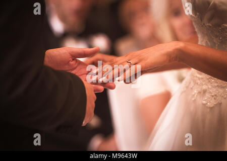 Le marié la mariée tient la main après la mise sur le doigt bague de mariage Banque D'Images