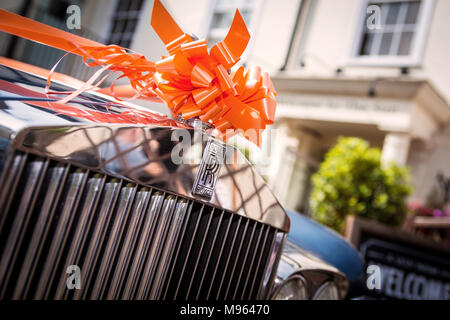 Voiture garée à mariage réception de mariage Banque D'Images