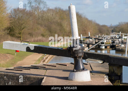 Exemple typique d'un verrou UK qui est utilisé pour soulever et abaisser des bateaux pour naviguer dans le réseau de canaux avec des réflexions dans l'avant-plan et Warwic Banque D'Images