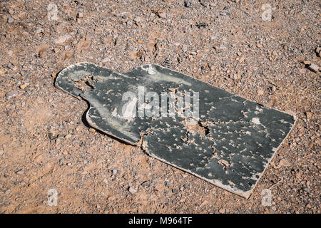 Cible criblée de balles sur le sol d'un champ de tir juste en dehors de la base militaire de Shindand. Les forces militaires d'élite de l'Afghanistan - les Commandos et les Forces spéciales sont un des éléments clés de la stratégie américaine en Afghanistan et à son tour la lutte contre les talibans et autres insurgés autour. Ces photos montrent les Commandos et les forces spéciales au cours de l'entraînement et sur le terrain ; également juste avant et après une opération de l'ouest dans la province afghane de Farah. Banque D'Images