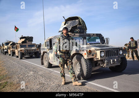 Commando afghan en face d'un HMMWV, quelque part sur la route principale dans la province de Farah. Les forces militaires d'élite de l'Afghanistan - les Commandos et les Forces spéciales sont un des éléments clés de la stratégie américaine en Afghanistan et à son tour la lutte contre les talibans et autres insurgés autour. Ces photos montrent les Commandos et les forces spéciales au cours de l'entraînement et sur le terrain ; également juste avant et après une opération de l'ouest dans la province afghane de Farah. Banque D'Images