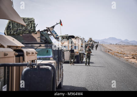 Convoi d'un commando de l'Afghanistan, de l'entreprise composé d'HMMWVs et force de frappe mobile Véhicules, quelque part sur la route principale dans la région de Bolo Bluk, district de la province de Farah. Les forces militaires d'élite de l'Afghanistan - les Commandos et les Forces spéciales sont un des éléments clés de la stratégie américaine en Afghanistan et à son tour la lutte contre les talibans et autres insurgés autour. Ces photos montrent les Commandos et les forces spéciales au cours de l'entraînement et sur le terrain ; également juste avant et après une opération de l'ouest dans la province afghane de Farah. Banque D'Images