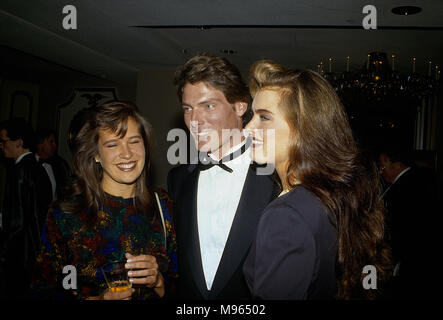 Washington, DC., USA, Octobre, 1987 Charles Dana Morosini, petite amie actuelle de Christopher Reeve, et Brooke Shields au collecteur de fonds du Parti démocrate à Washington DC. Morosini et Reeve se marier en 1992. Credit : Mark Reinstein/MediaPunch Banque D'Images