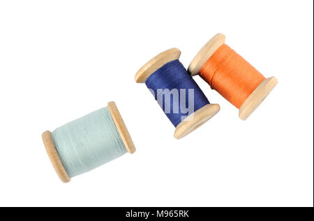 Bobines de fil en bois sur fond blanc Banque D'Images