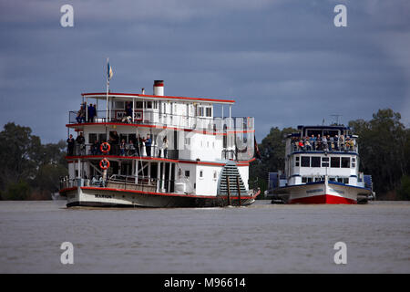 Des bateaux en attente de passer sous le pont d'Abbotsford, sur leur chemin vers l'amont pour les célébrations du centenaire pour le PS de Melbourne. Banque D'Images