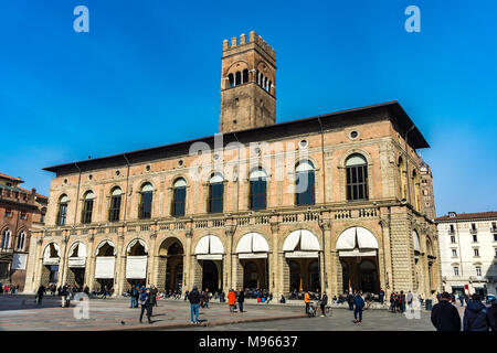 Bologne, Italie - 15 février 2018 : personnes non identifiées par le Palais Podesta à Bologne, en Italie. Cet édifice municipal à la Piazza Maggiore a été construit arou Banque D'Images