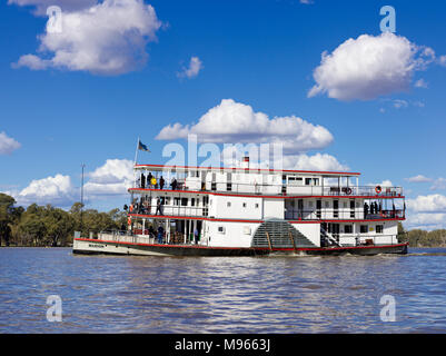 Marion vapeur à aubes sur le point de tourner de Murray River dans la rivière Darling à la confluence, Wentworth. Bien qu'encore dans l'arbre et la rivière Murray Banque D'Images