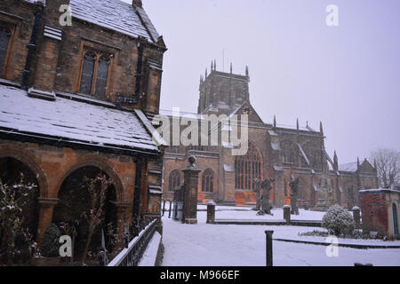 Abbaye de Sherborne et St Johns Hospices de Sherborne, Dorset pendant la mini bête de la tempête de l'Est, mars 2018. Banque D'Images