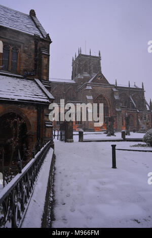 Abbaye de Sherborne et St Johns Hospices de Sherborne, Dorset pendant la mini bête de la tempête de l'Est, mars 2018. Banque D'Images