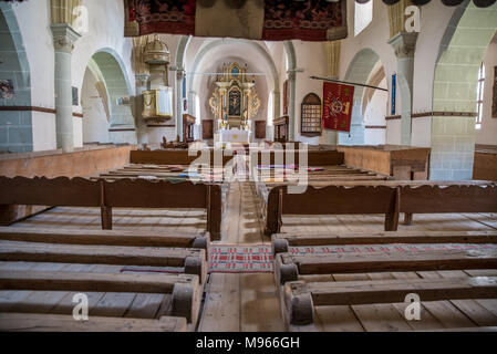 Bancs en bois à l'intérieur de l'église fortifiée Harman, Transylvanie, Roumanie Banque D'Images