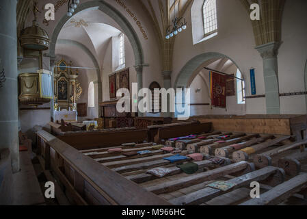 Bancs en bois à l'intérieur de l'église fortifiée Harman, Transylvanie, Roumanie Banque D'Images