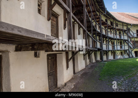 Cour intérieure et les chambres du mur Prejmer église fortifiée, Roumanie Banque D'Images