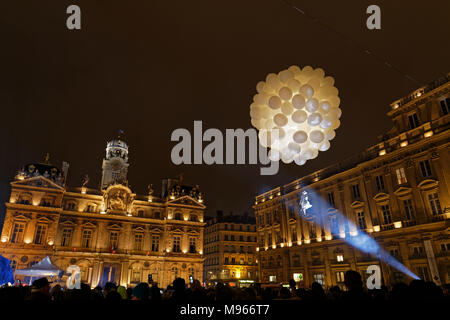 LYON, FRANCE, 22 mars 2018 : Inauguration de la fontaine Bartholdi rénové sur la place des Terreaux après deux ans de travail Banque D'Images