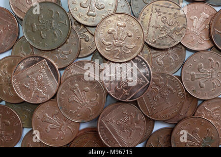 Une pile de 2 pièces pence britannique Banque D'Images