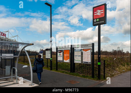 Femme marche à l'Arène de Coventry train station in Coventry, Royaume-Uni, avec l'exemplaire de l'espace. Banque D'Images