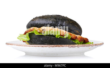 Hamburger fraîchement préparé avec le rouleau de couleur noire, les légumes et le saumon escalope. Sandwich Maison isolé sur fond blanc Banque D'Images