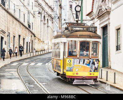 6 mars 2018 : célèbre attraction touristique, le tram 28, sur sa route dans la vieille ville. Banque D'Images