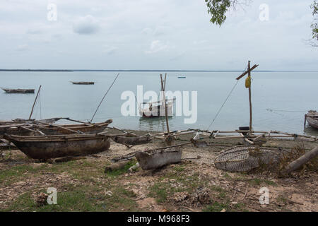 Bateaux de pêche sur la côte de Zanzibar, Tanzanie, Afrique de l'Est Banque D'Images