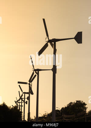 Les éoliennes produisant de l'électricité d'ossature avec coucher du soleil - Concept de conservation de l'énergie Banque D'Images