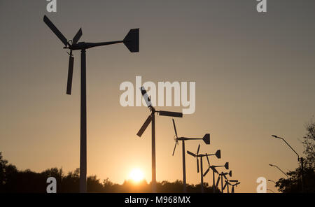 Les éoliennes produisant de l'électricité d'ossature avec coucher du soleil - Concept de conservation de l'énergie Banque D'Images