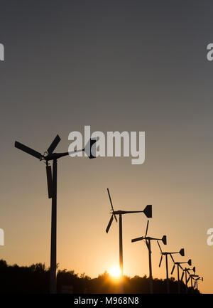 Les éoliennes produisant de l'électricité d'ossature avec coucher du soleil - Concept de conservation de l'énergie Banque D'Images