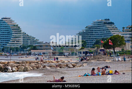 L'humeur du soir, à Pebble Beach, Marina Baie des Anges, les bâtiments futuristes à courbe Villeneuve-Loubet-plage, au sud de la France, Var, Cote Azur, France Banque D'Images