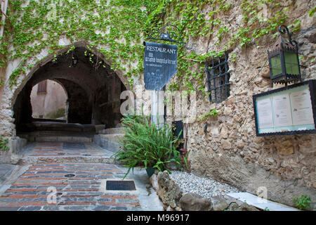 Au restaurant vieille ville médiévale de Roquebrune-Cap-Martin, au sud de la France, Alpes-Maritimes, Côte d'Azur, France, Europe Banque D'Images