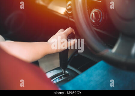 Les femmes main libre conducteur de changer de vitesse à l'intérieur voiture vintage color tone Banque D'Images