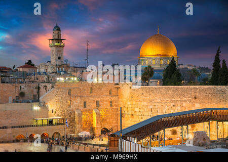 Jérusalem. Cityscape image de Jérusalem, Israël avec le dôme du Rocher et mur ouest au coucher du soleil. Banque D'Images