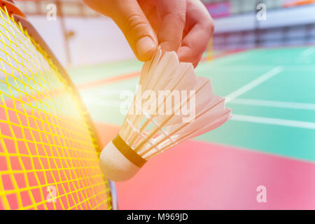 Close up hand hold servir badminton volant de badminton avec blur background Banque D'Images