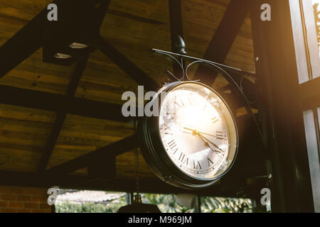 Vintage horloge suspendue au mobilier de style café décoration intérieur Banque D'Images